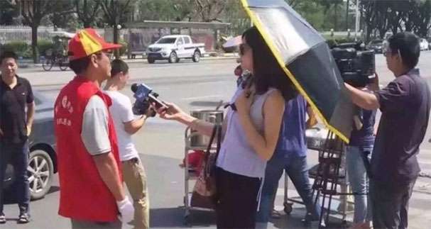 ಸನ್‌ಗ್ಲಾಸ್, ಕೊಡೆ ಹಿಡಿದು ವರದಿ ಮಾಡಿದ ವರದಿಗಾರ್ತಿ ವಜಾ !